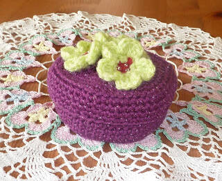 Crochet Pretty floral trinket box