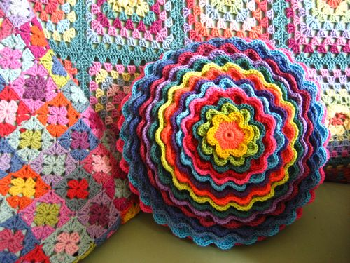 Blooming Flower Cushion – Free Pattern